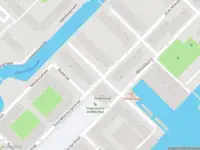 Ambulance met grote spoed naar de Tweede Wittenburgerdwarsstraat in Amsterdam