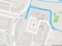 Ambulance met grote spoed naar de Delftstraat in Haarlem