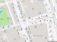 Ambulance met grote spoed naar de Van Oldenbarneveltplaats in Rotterdam