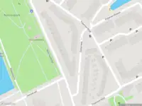 Ambulance met grote spoed naar de Zinkerweg in Rotterdam