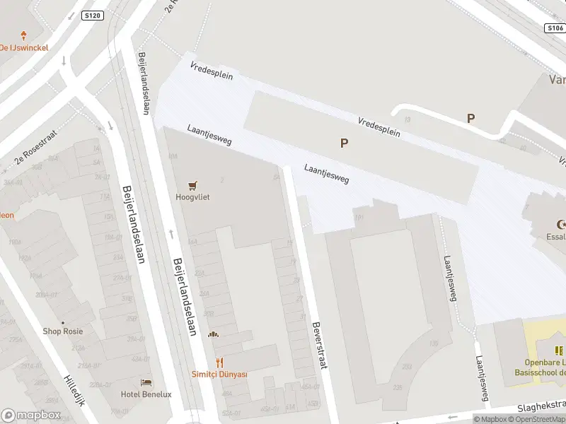 Ambulance met gepaste spoed naar de Beverstraat in Rotterdam