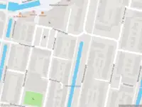 Ambulance met grote spoed naar de Rhijnauwensingel in Rotterdam