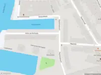 Ambulance met grote spoed naar de Molen de Beerkade in Rotterdam