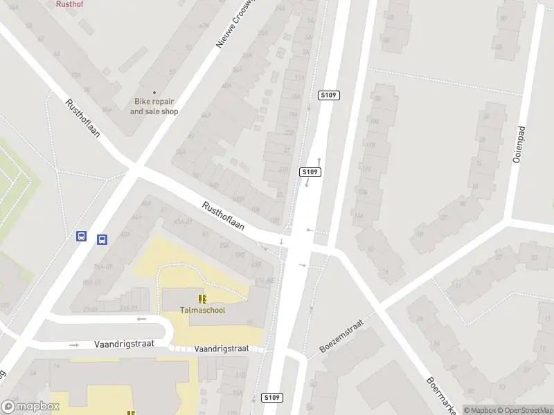 Ambulance met gepaste spoed naar de Nieuwe Boezemstraat in Rotterdam