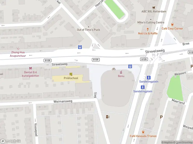 Ambulance met grote spoed naar de Sandelingplein in Rotterdam