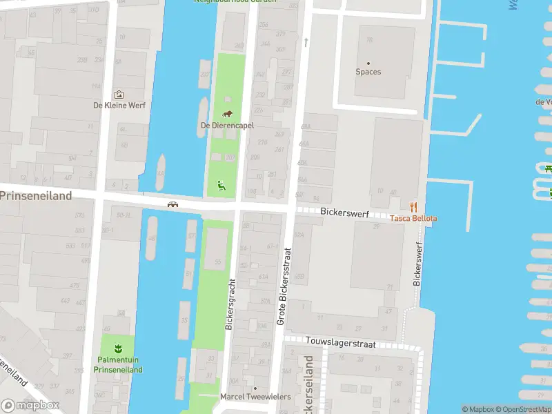 Ambulance met gepaste spoed naar de Kleine Bickersstraat in Amsterdam