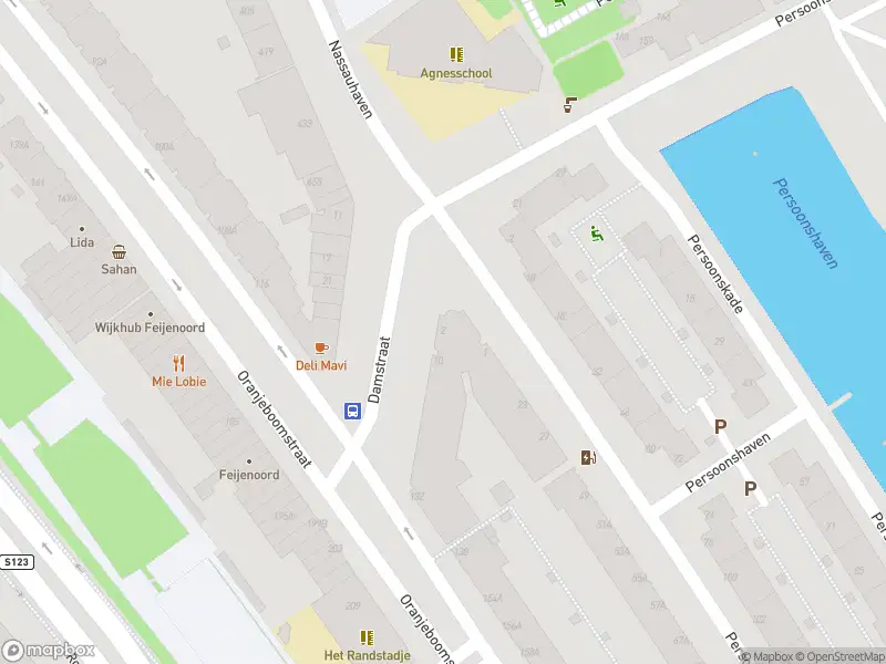 Ambulance met grote spoed naar de Damstraat in Rotterdam