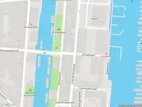 Ambulance met gepaste spoed naar de Kleine Bickersstraat in Amsterdam