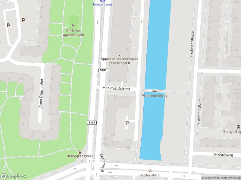 Ambulance met gepaste spoed naar de Marktveldstraat in Rotterdam