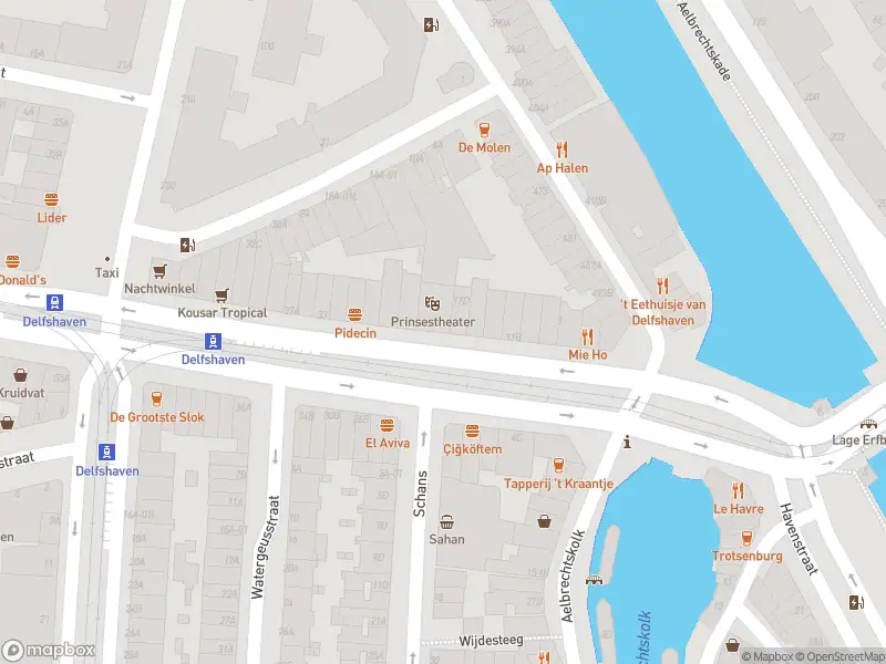 Ambulance met grote spoed naar de Schiedamseweg in Rotterdam