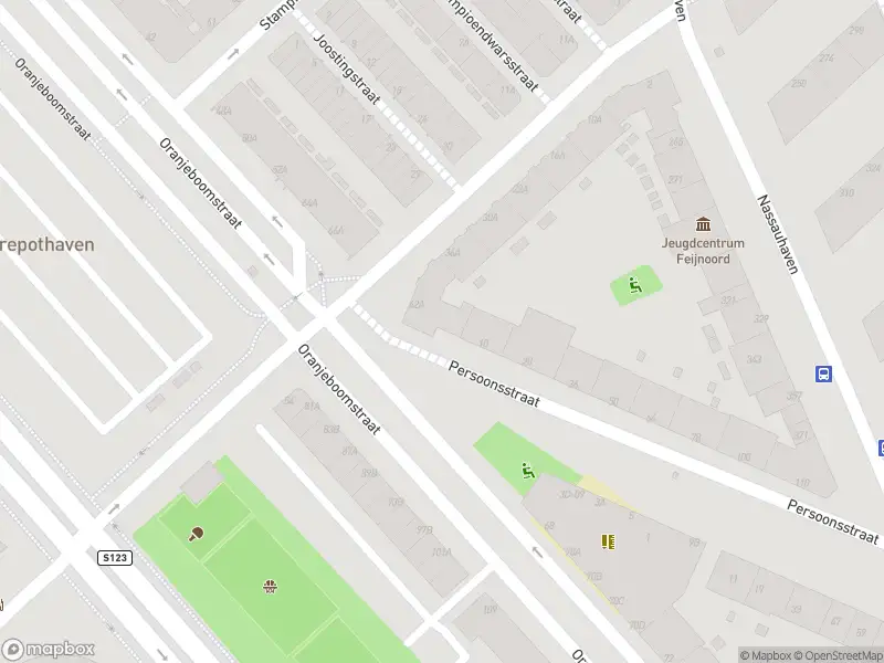 Ambulance met grote spoed naar de Oranjeboomstraat in Rotterdam