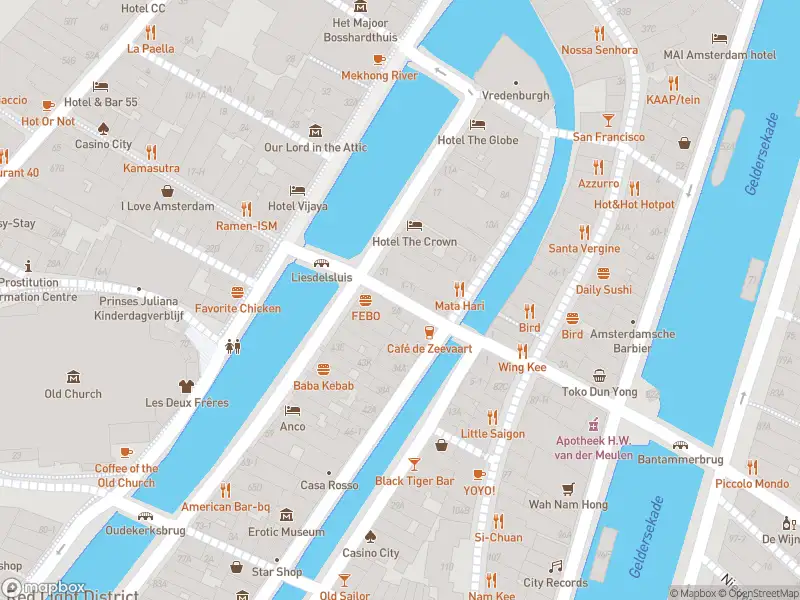 Ambulance met grote spoed naar de Korte Niezel in Amsterdam