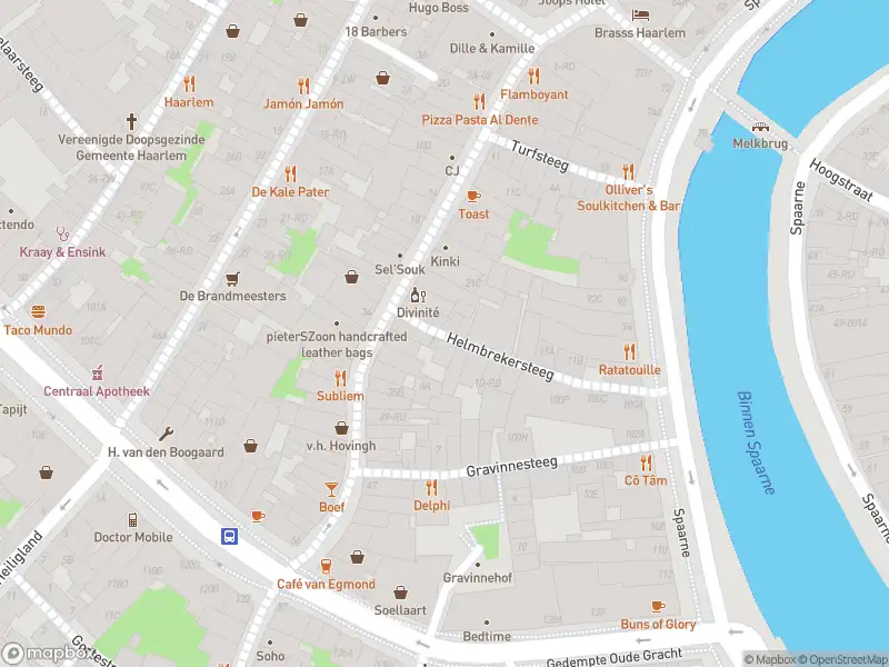 Ambulance met gepaste spoed naar de Helmbrekersteeg in Haarlem