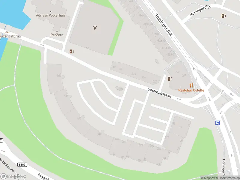 Ambulance met grote spoed naar de Oostmaaslaan in Rotterdam