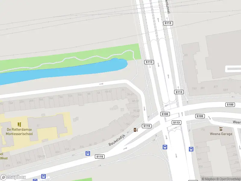 Ambulance met gepaste spoed naar de Essenburgsingel in Rotterdam