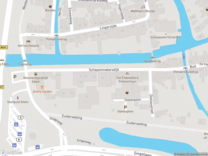 Ambulance met grote spoed naar de Schepenmakersdijk in Edam