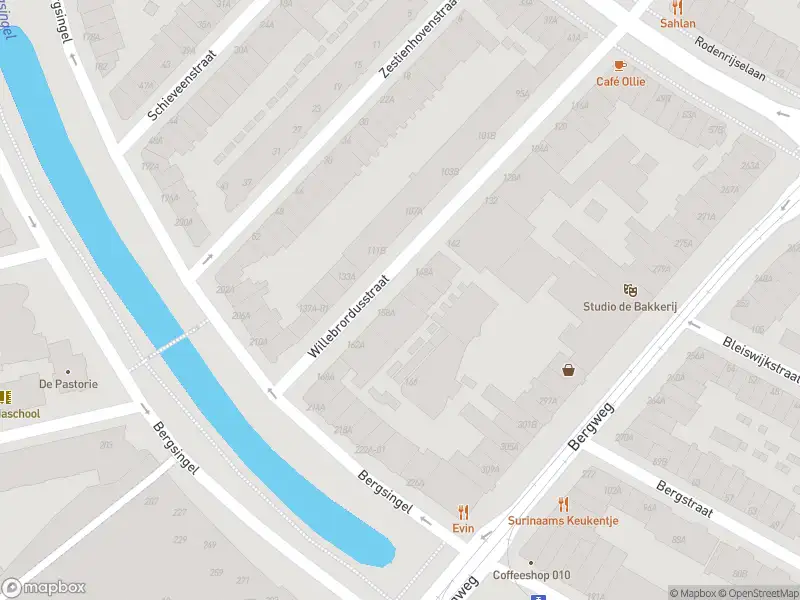 Ambulance met grote spoed naar de Willebrordusstraat in Rotterdam