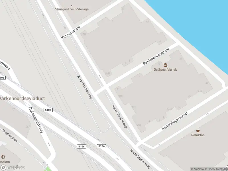 Ambulance met grote spoed naar de Bankwerkerstraat in Rotterdam