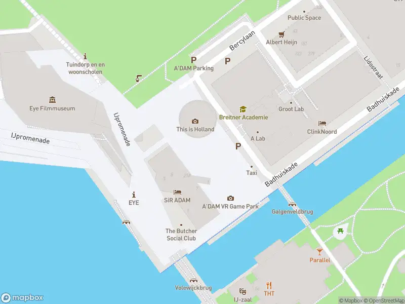 Ambulance met grote spoed naar de Overhoeksplein in Amsterdam