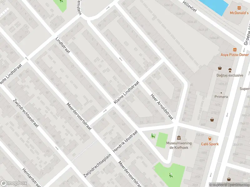 Ambulance met grote spoed naar de Kleine Lindtstraat in Rotterdam