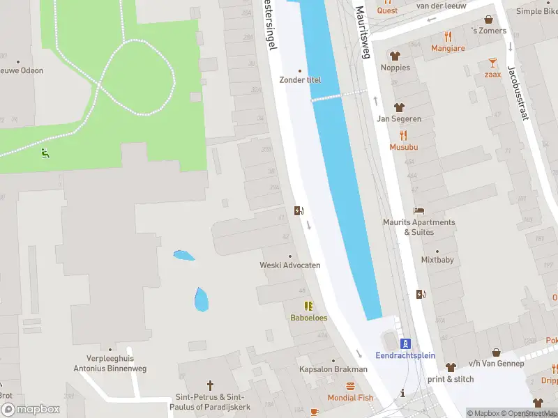 Ambulance met gepaste spoed naar de Westersingel in Rotterdam