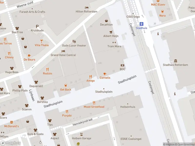 Ambulance met grote spoed naar de Stadhuisplein in Rotterdam