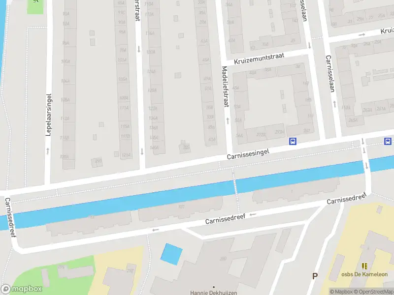 Ambulance met grote spoed naar de Carnissesingel in Rotterdam