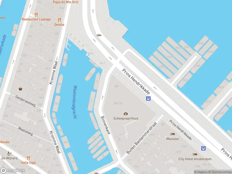 Traumahelikopter met grote spoed naar de Prins Hendrikkade in Amsterdam