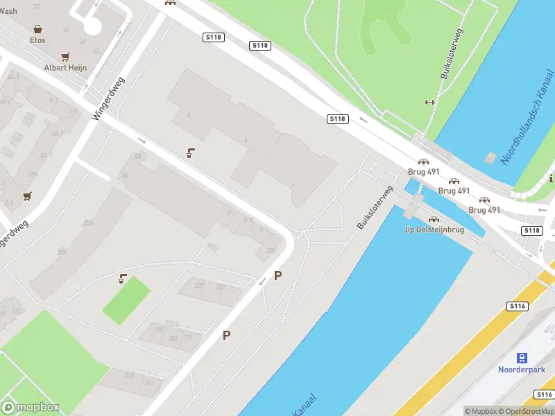 Ambulance met grote spoed naar de Varenweg in Amsterdam