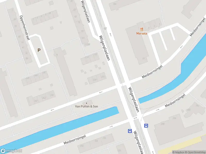 Ambulance met grote spoed naar de Meidoornsingel in Rotterdam