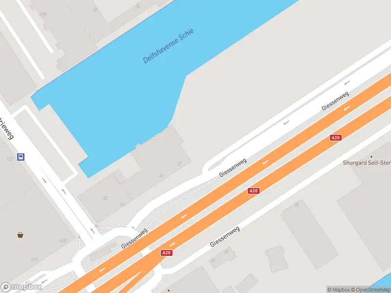 Ambulance met grote spoed naar de Giessenweg in Rotterdam