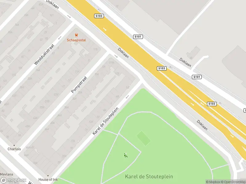 Ambulance met grote spoed naar de Karel de Stouteplein in Rotterdam