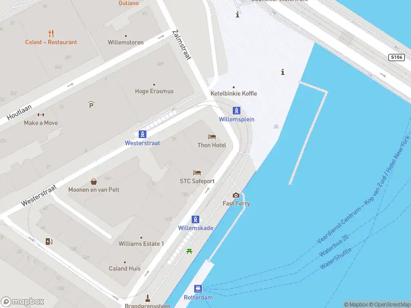 Ambulance met gepaste spoed naar de Willemskade in Rotterdam