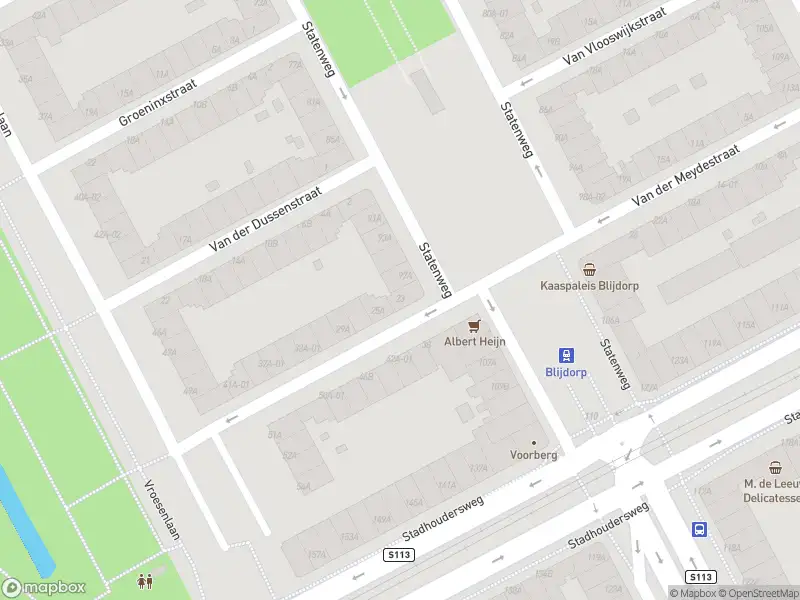 Ambulance met grote spoed naar de Van der Meydestraat in Rotterdam