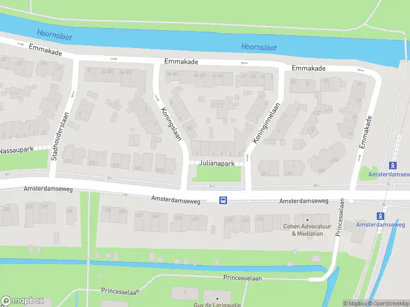 Ambulance met grote spoed naar de Julianapark in Amstelveen