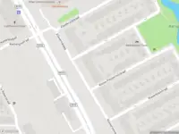 Ambulance met gepaste spoed naar de Klaroenstraat in Amsterdam