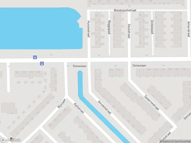 Ambulance met gepaste spoed naar de Amstelstraat in Spijkenisse