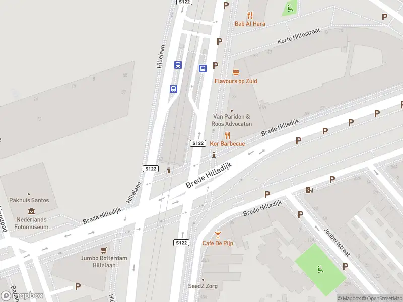 Ambulance met gepaste spoed naar de Brede Hilledijk in Rotterdam