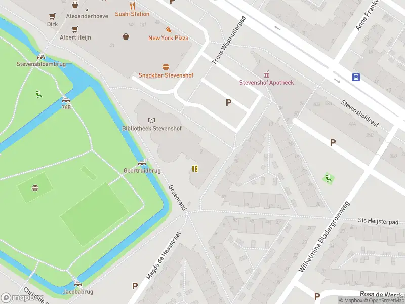 Ambulance met gepaste spoed naar de Trix Terwindtstraat in Leiden