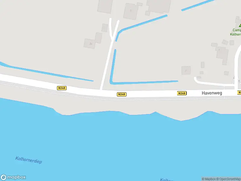 Ambulance met grote spoed naar de Havenweg in Kolhorn