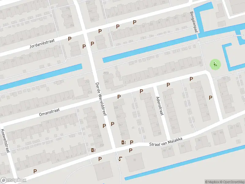 Ambulance met grote spoed naar de Oe Thantstraat in Delft