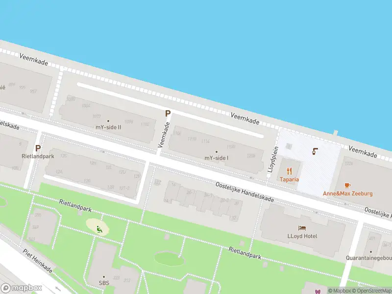 Ambulance met grote spoed naar de Oostelijke Handelskade in Amsterdam