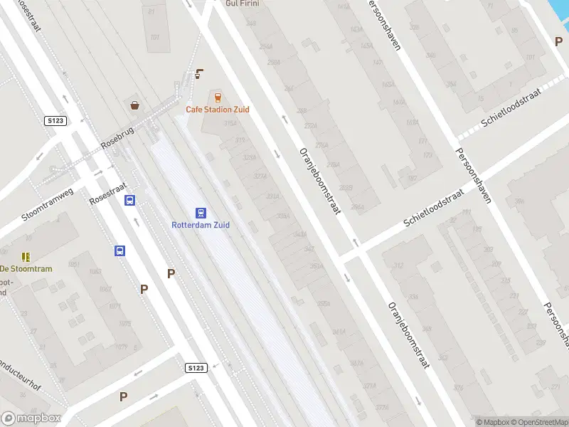 Ambulance met grote spoed naar de Oranjeboomstraat in Rotterdam