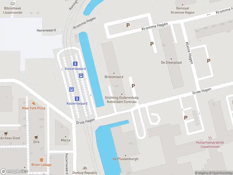 Ambulance met grote spoed naar de Grote Hagen in Rotterdam