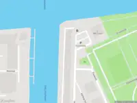 Ambulance met grote spoed naar de Sint-Janshaven in Rotterdam