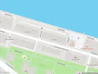 Ambulance met grote spoed naar de Oostelijke Handelskade in Amsterdam