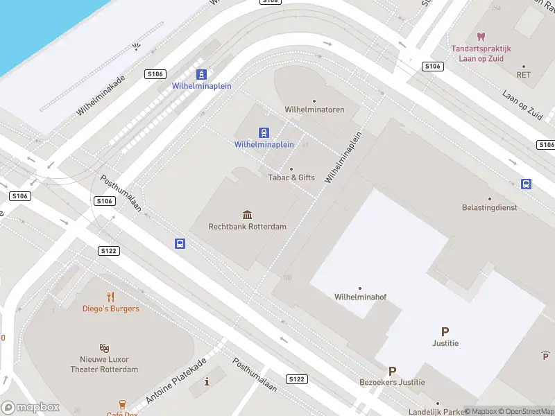 Ambulance met grote spoed naar de Wilhelminaplein in Rotterdam