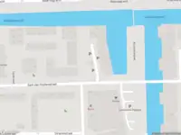 Ambulance met grote spoed naar de Kerdijkhof in Amsterdam