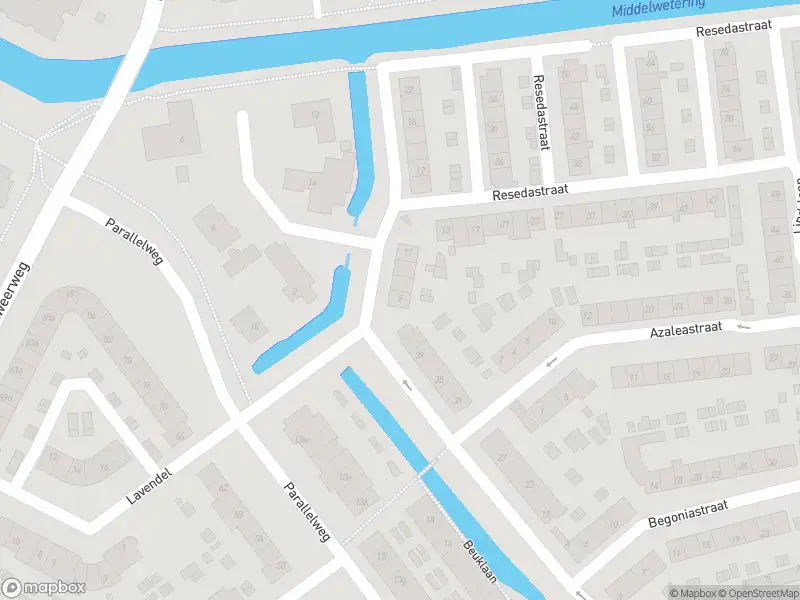 Ambulance met grote spoed naar de Resedahof in Alblasserdam