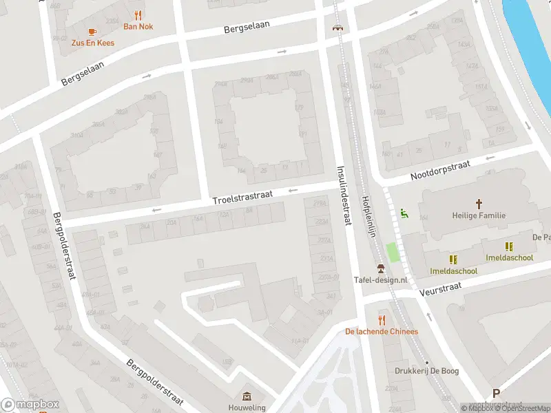 Ambulance met gepaste spoed naar de Troelstrastraat in Rotterdam